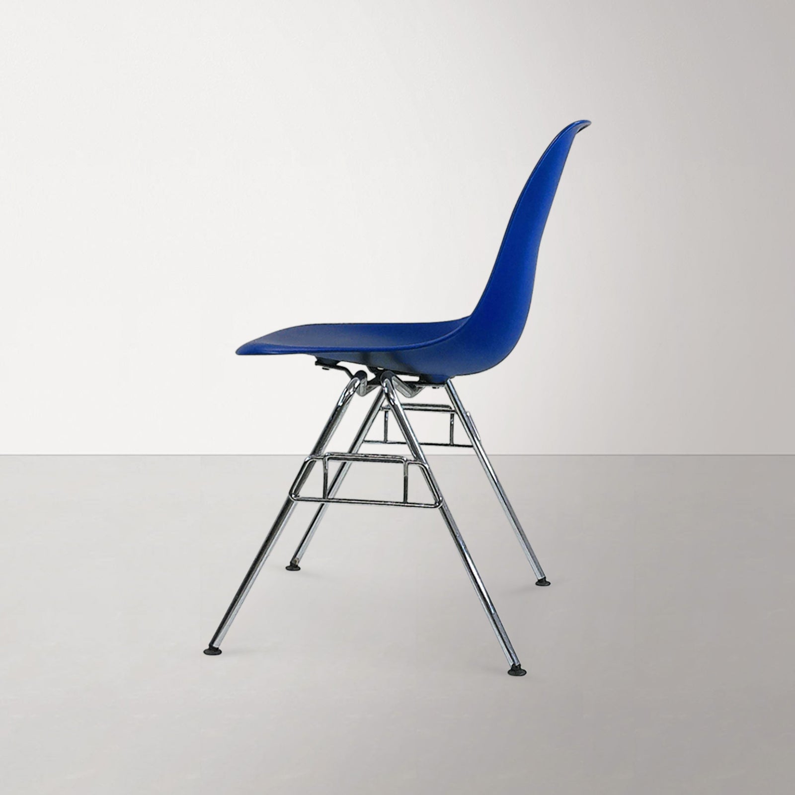 <tc>Vitra</tc> <tc>Eames</tc>: DSS - Stapelstoel - Gereviseerd