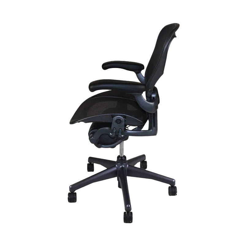 <tc>Herman Miller</tc>:Aeron - <tc>Size B</tc> - Vaste arm, rugkanteling (grafiet) - Gereviseerd