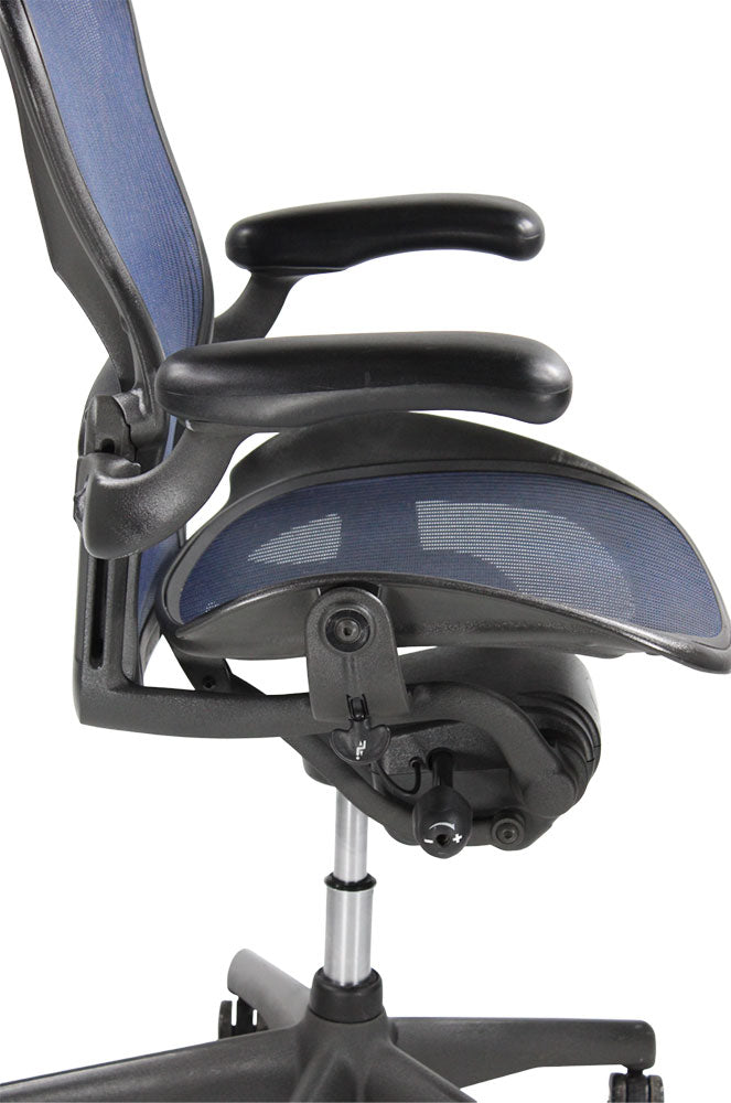 <tc>Herman Miller</tc>: Aeron <tc>Size C</tc> met alleen rugleuning in donkerblauw gaas - opgeknapt