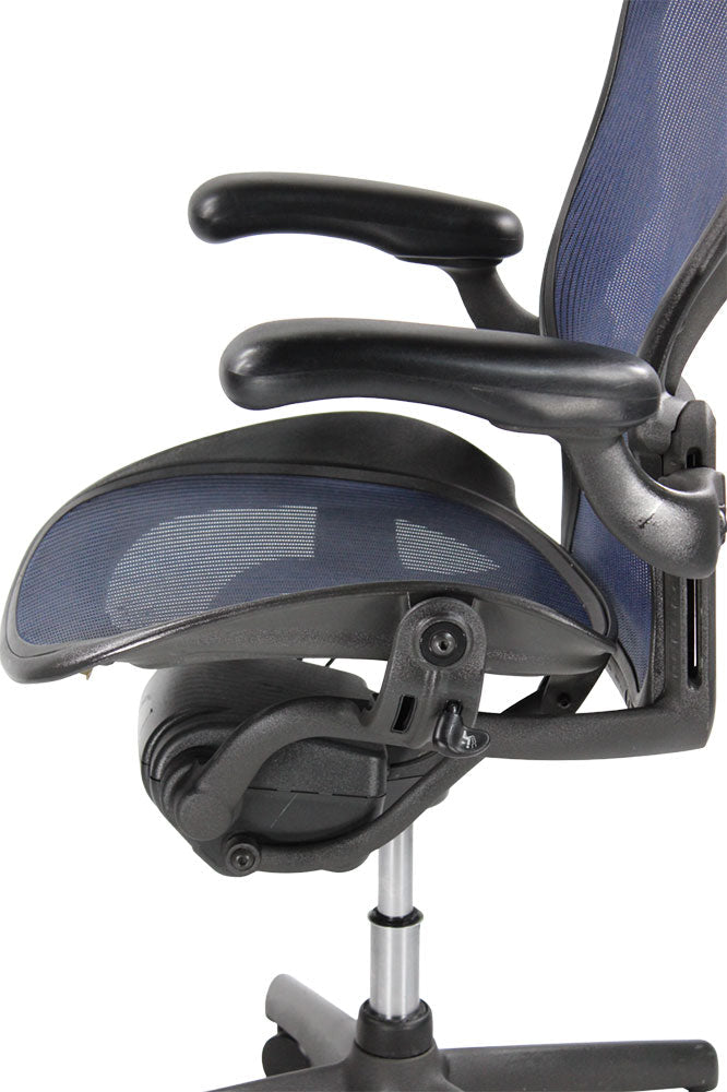 <tc>Herman Miller</tc>: Aeron <tc>Size C</tc> met alleen rugleuning in donkerblauw gaas - opgeknapt