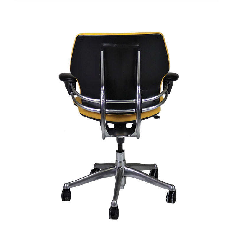 <tc>Humanscale</tc>: <tc>Freedom</tc> Bureaustoel met aluminium frame in gele stof - Gereviseerd