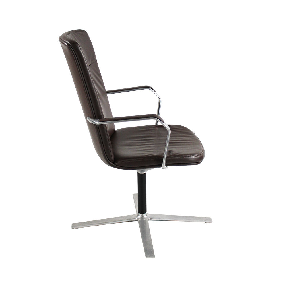 Orangebox: Calder Meeting Chair 4 Star Base in bruin leer - opgeknapt