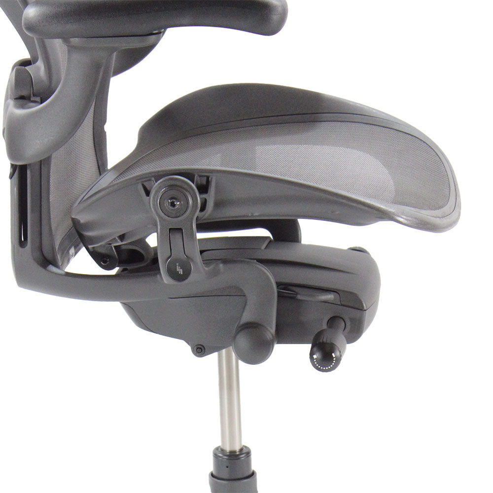 <tc>Herman Miller</tc>: Aeron <tc>Size B</tc> Geremasterd met hoofdsteun in grafiet - Gereviseerd