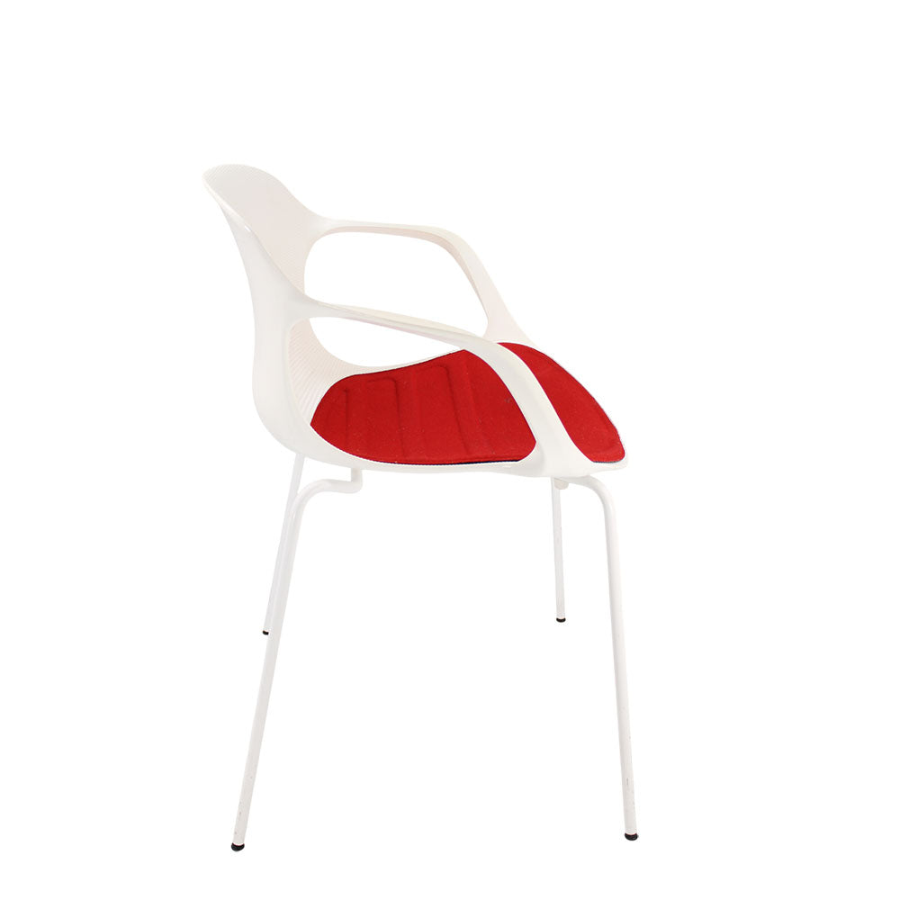 <tc>Fritz Hansen</tc>: Nap Chair in wit/rode stof - Gereviseerd