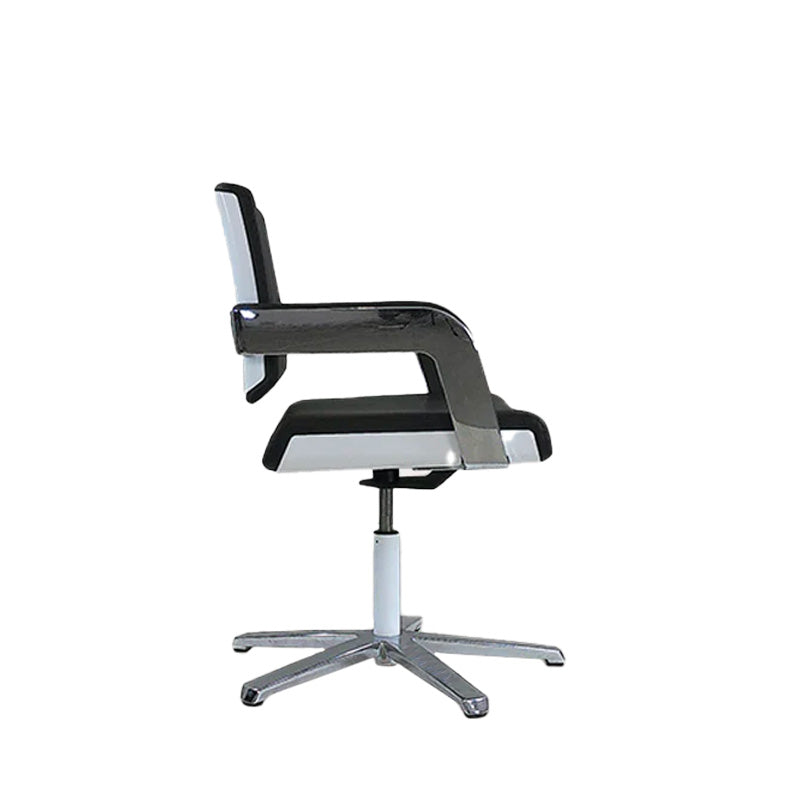 <tc>Konig + Neurath</tc>: Charta Lounge Chair - Gereviseerd