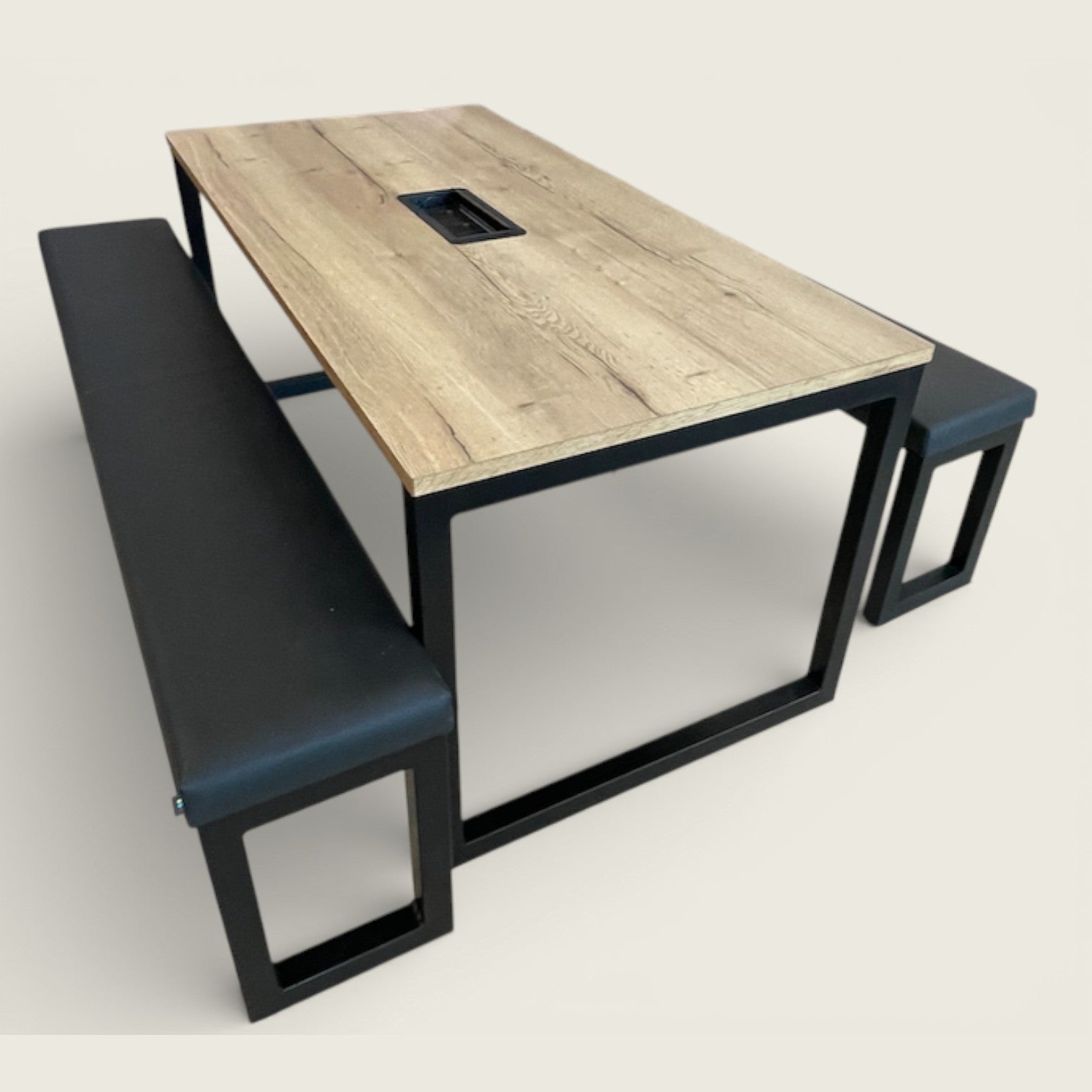 Nieuwe Designgroep: Frank Bank met Centrale Tafel (Gereviseerd)