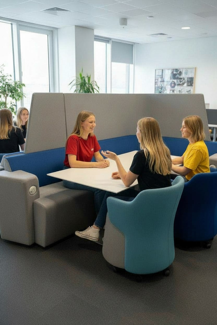 Orangebox: grijze en lichtblauwe collaboratieve vergadercabine met hoge rugleuning - gerenoveerd