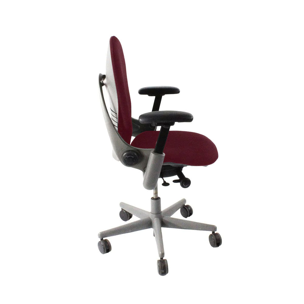 <tc>Steelcase</tc>: <tc>Leap V1</tc> Bureaustoel - Grijs frame/Bordeauxrood leer - Gereviseerd