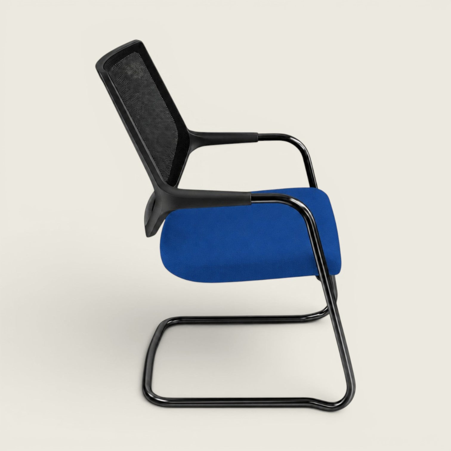 <tc>Sedus</tc>: <tc>Quarterback</tc> Zweefstoel met zwarte mesh rugleuning en blauwe zitting - gerenoveerd
