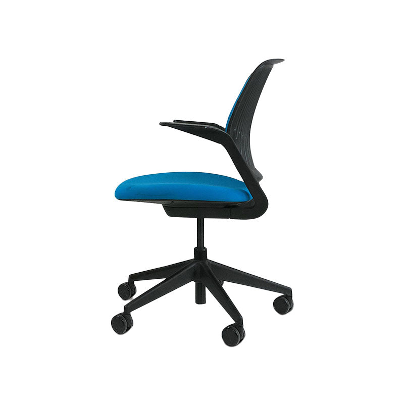 <tc>Steelcase</tc>: Cobi vergaderstoel met zwart frame in blauwe stof - Gereviseerd