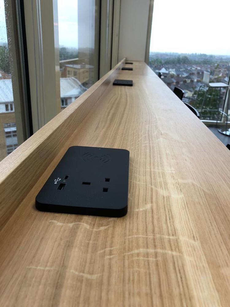 Rechthoekig ionenduo Power Module In-desk in het zwart