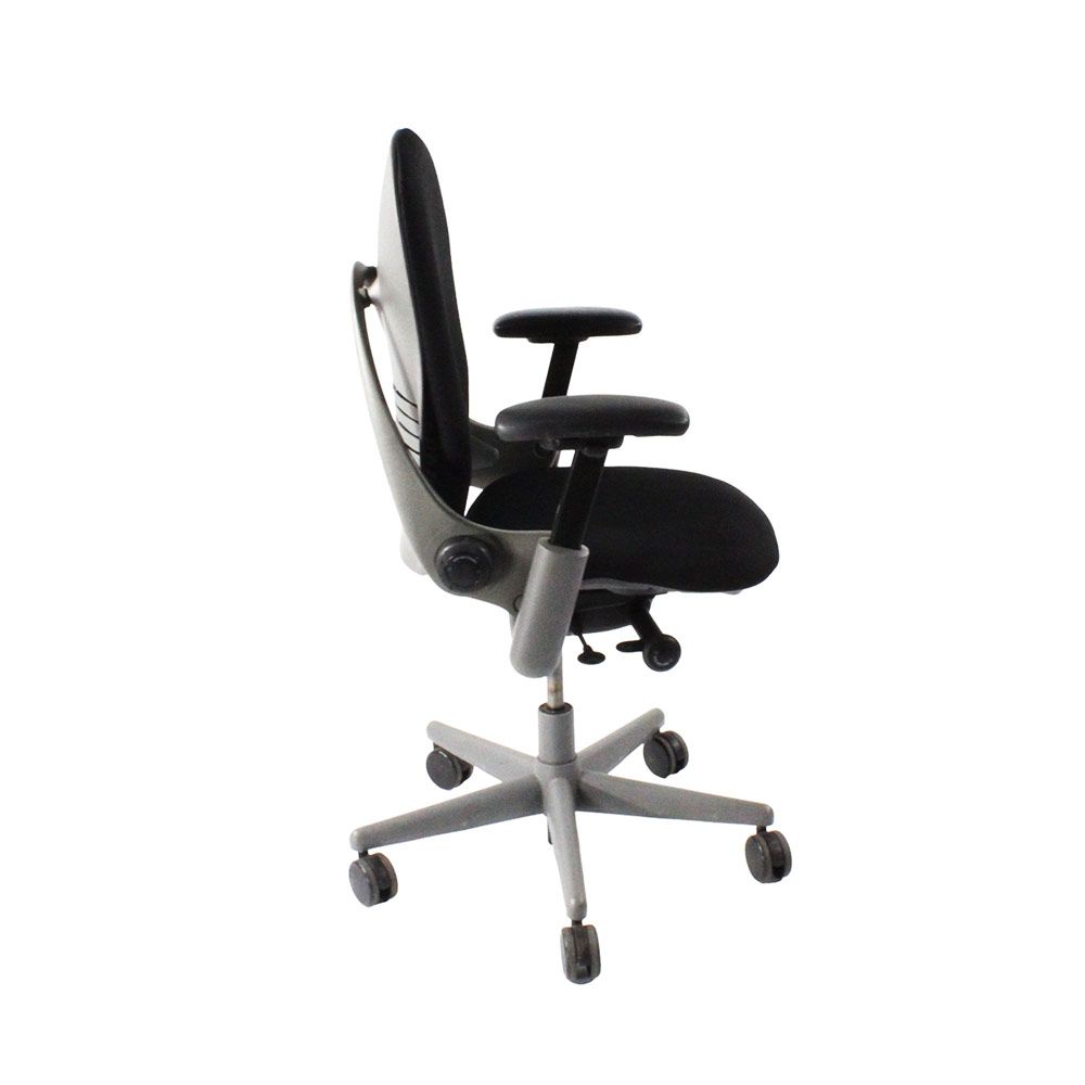 <tc>Steelcase</tc>: <tc>Leap V1</tc> Bureaustoel - Grijs frame/zwart leer - Gereviseerd
