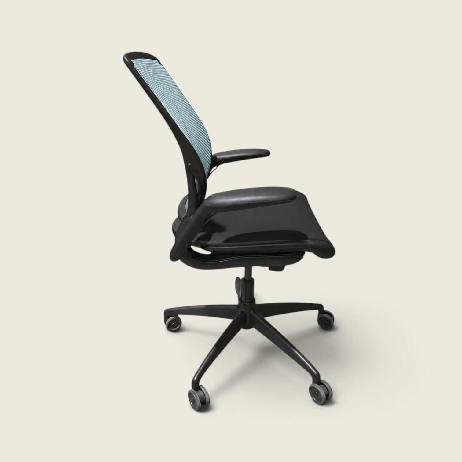 Humanscale: Diffrient World Task Chair in Blue Mesh - Refurbished