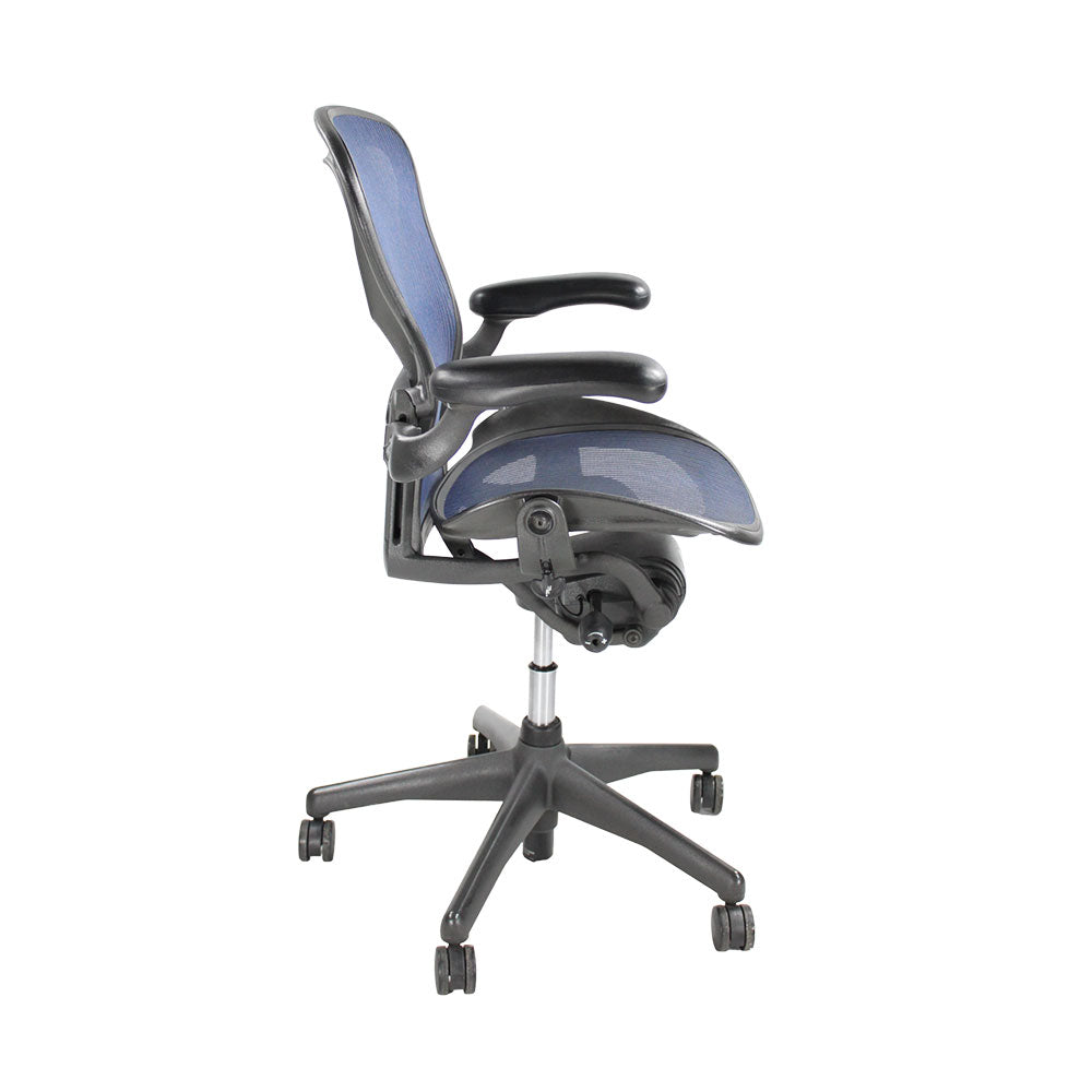 Herman Miller: Aeron maat C, alleen met achterwaartse kanteling in donkerblauw gaas - Gerenoveerd