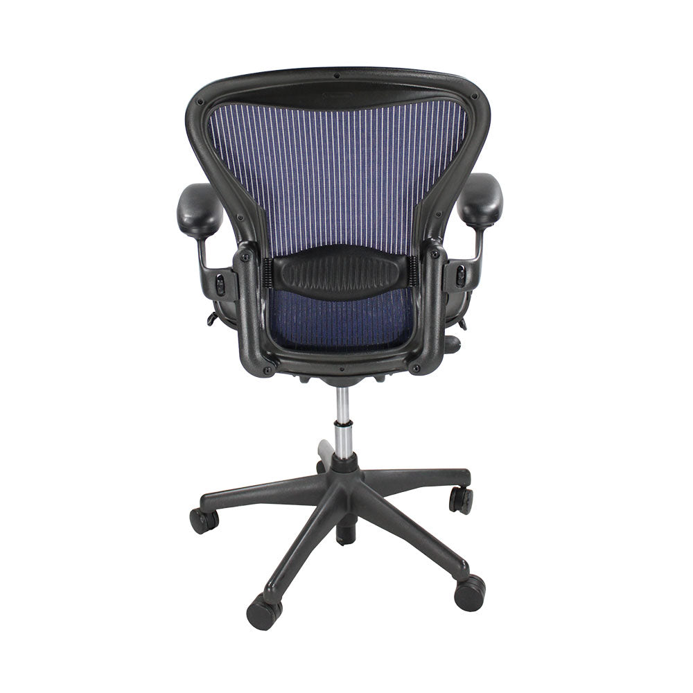 Herman Miller: Aeron maat C, alleen met achterwaartse kanteling in donkerblauw gaas - Gerenoveerd