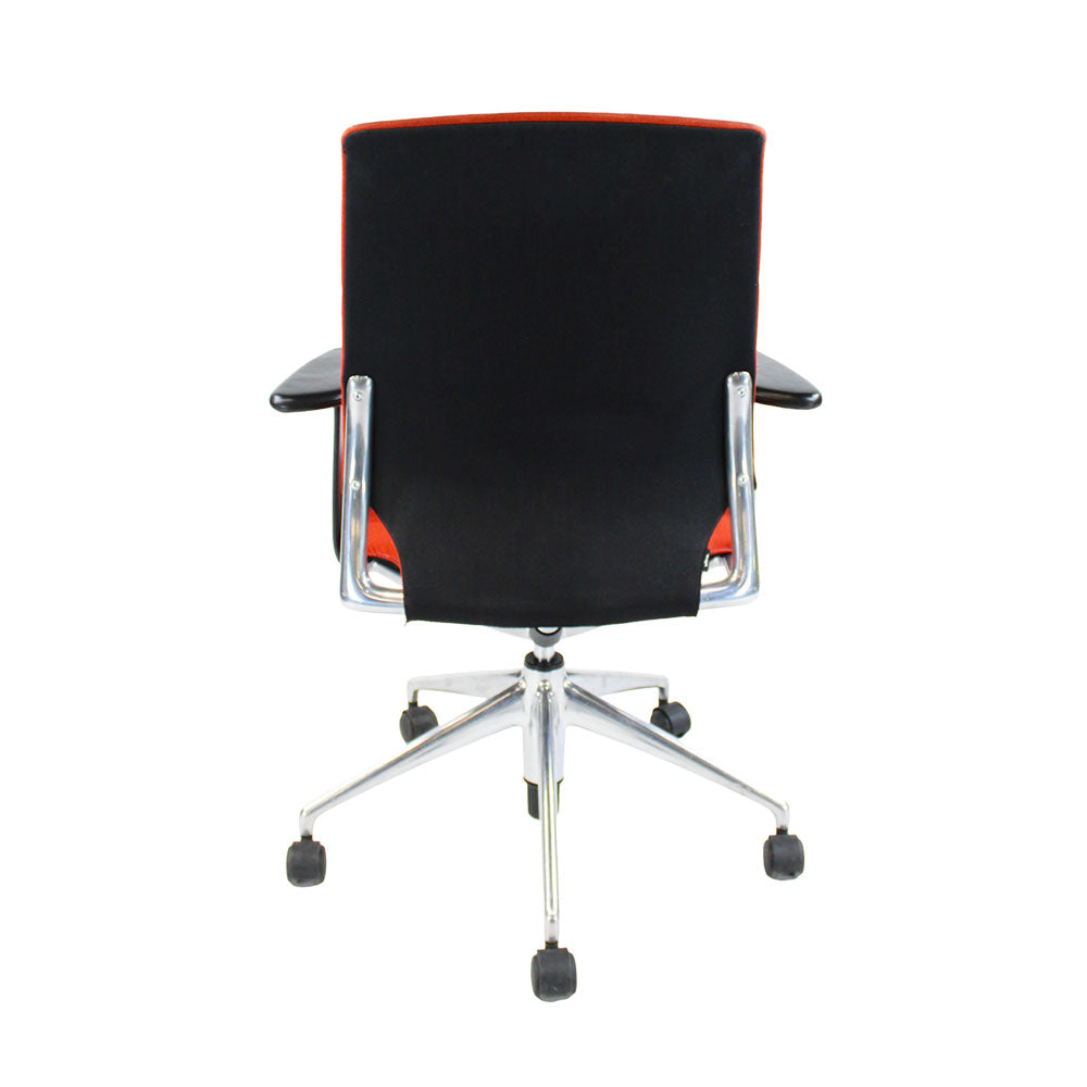 Vitra: Meda bureaustoel met aluminium frame in rode stof - Gerenoveerd