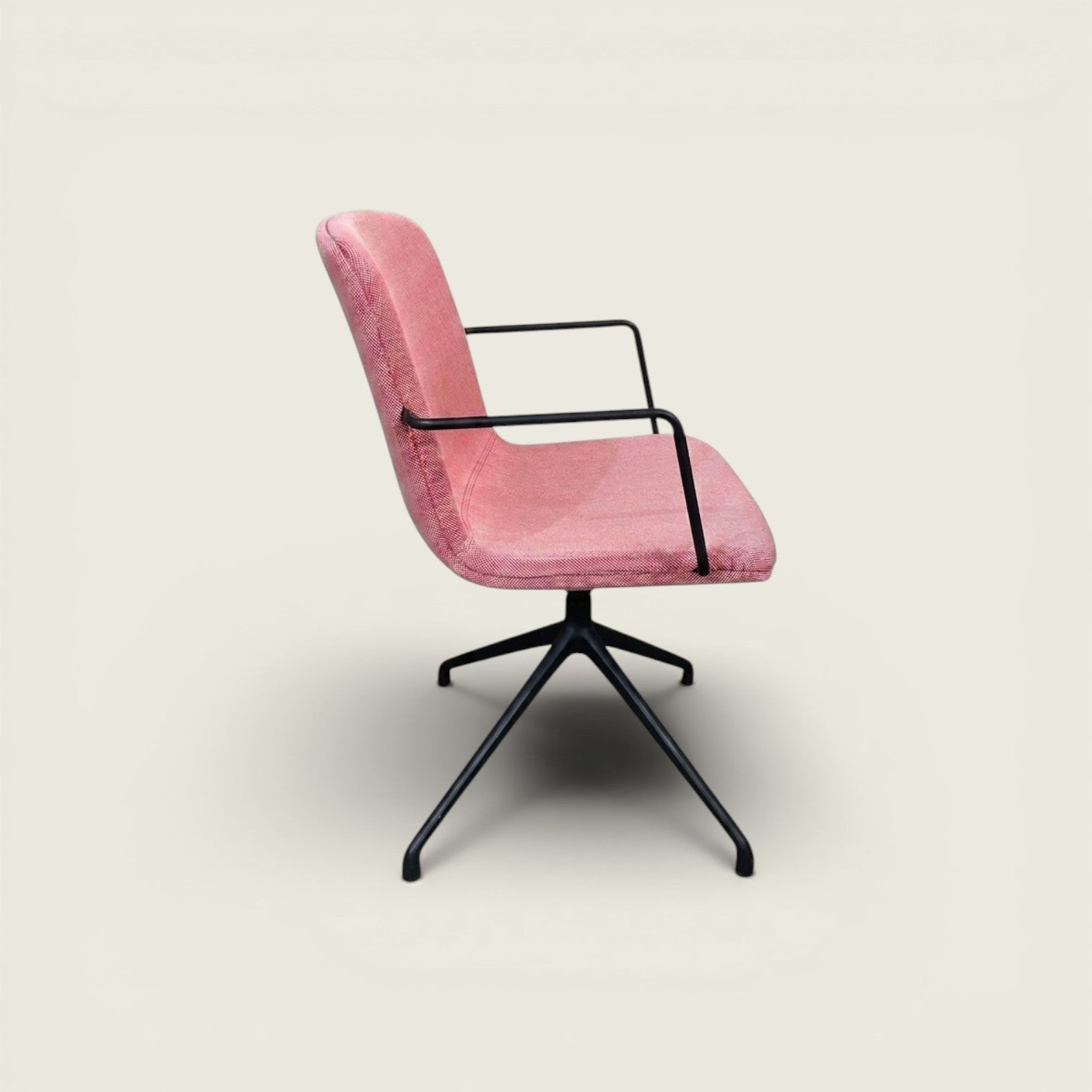 Orangebox: CUBB 06 Visitors Side Chair in Light Pink - Refurbished