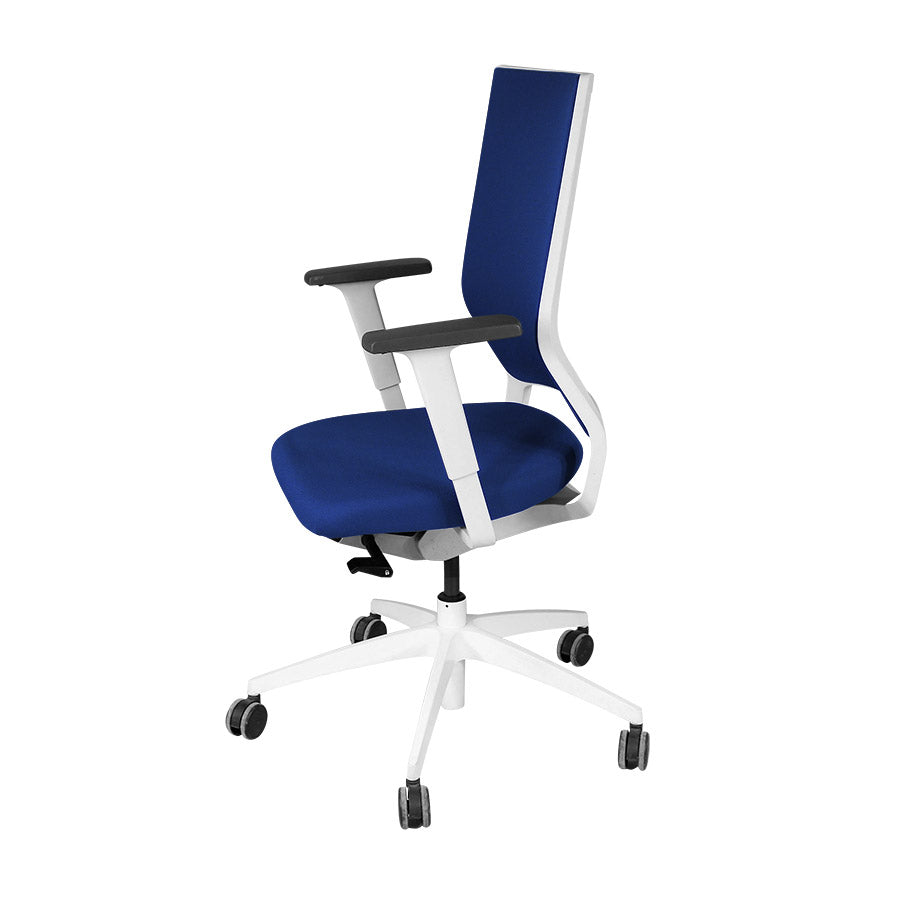 Sedus: Quarterback bureaustoel met wit frame in blauwe stof - Gerenoveerd