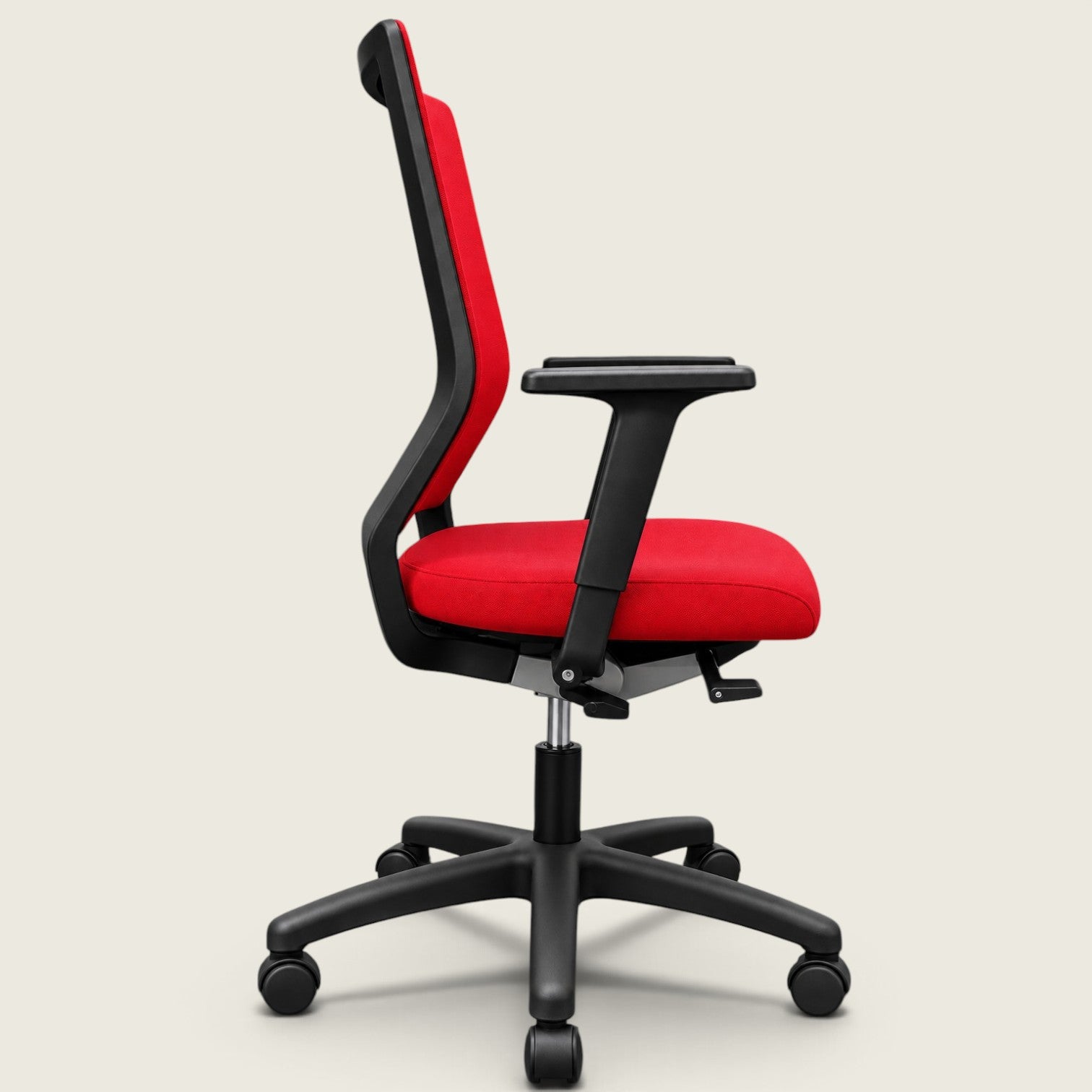 <tc>Sedus</tc>: <tc>Quarterback</tc> Bureaustoel met rode stoffen bekleding en rode stoffen rugleuning - gerenoveerd