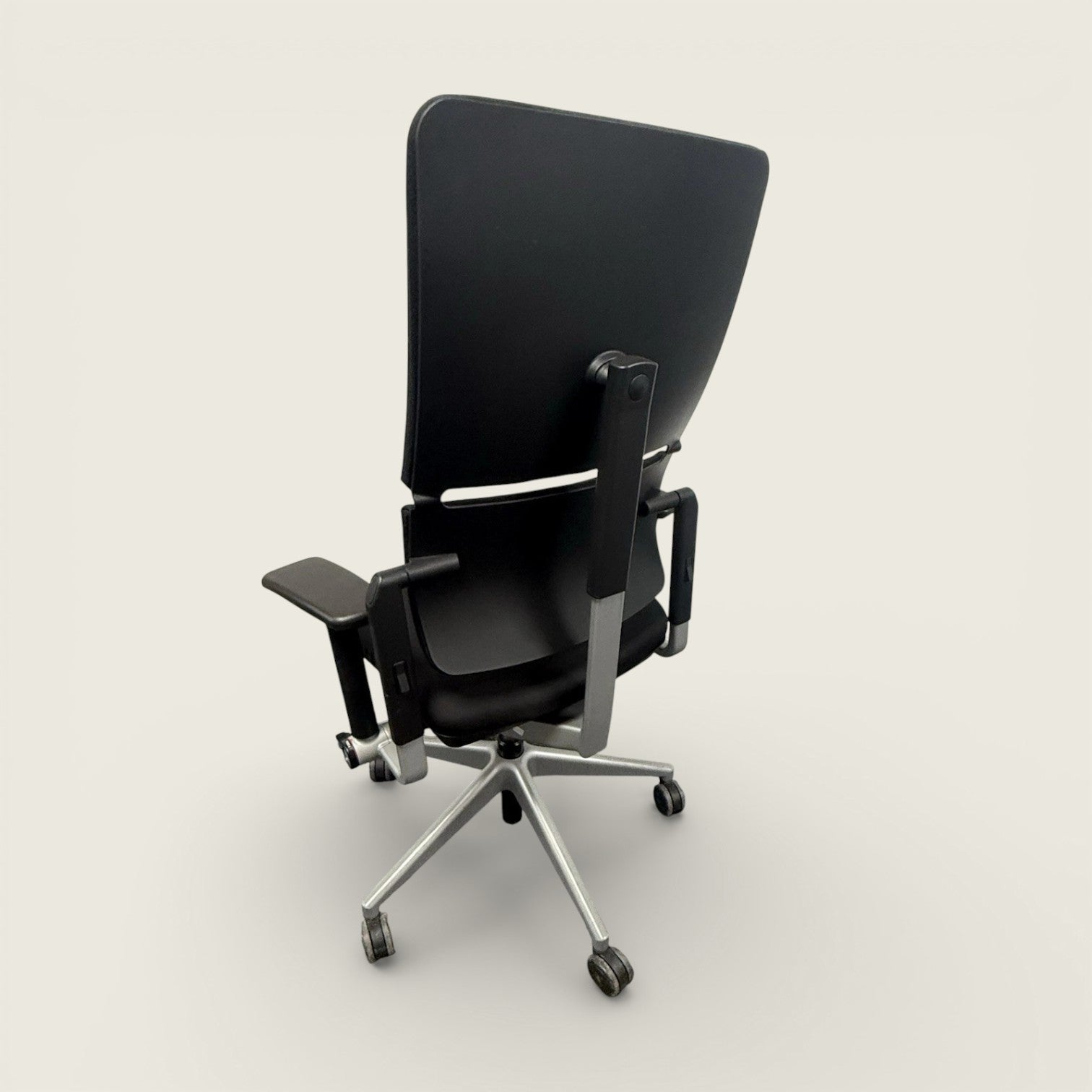 <tc>Steelcase</tc>: V2 bureaustoel - gereviseerd