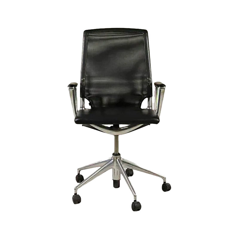Vitra: Meda-bureaustoel met aluminium frame, mesh-rugleuning en zwarte armleuningen - Gerenoveerd