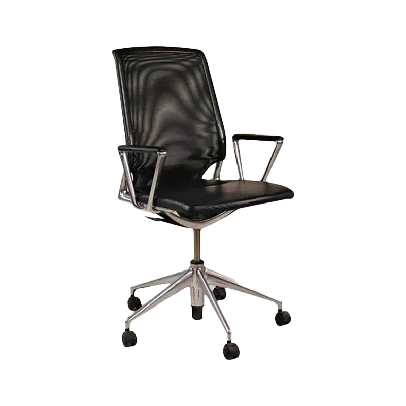 Vitra: Meda-bureaustoel met aluminium frame, mesh-rugleuning en zwarte armleuningen - Gerenoveerd