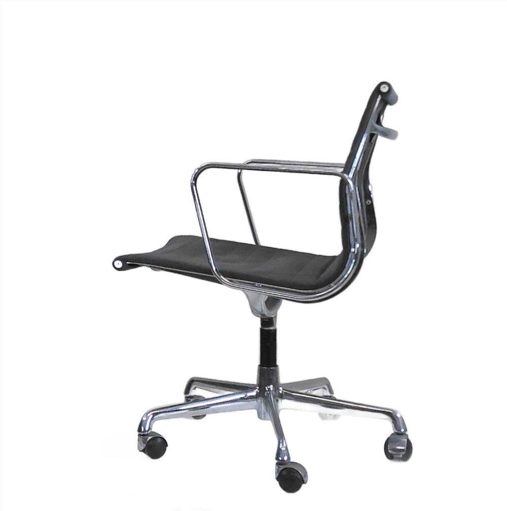 Vitra: Eames EA 108 Vergaderstoel - Gerenoveerd