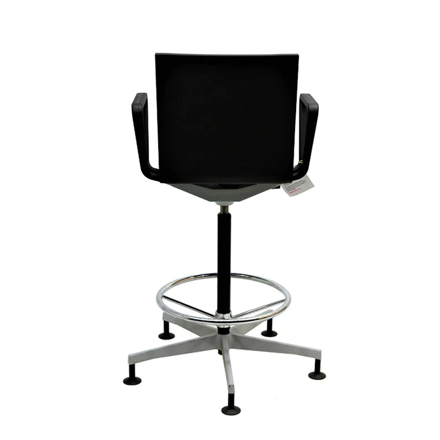 Vitra: .04 Counter Chair with Armrests - Refurbished